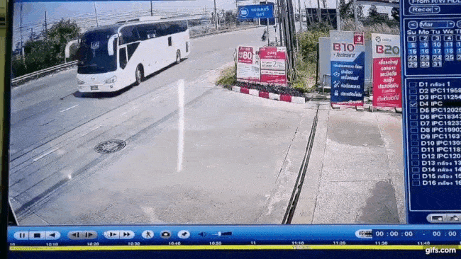 C&ocirc; g&aacute;i bị hất văng về ph&iacute;a trước v&agrave; lọt v&agrave;o gầm xe kh&aacute;ch
