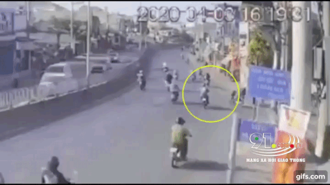 Khoảnh khắc vụ tai nạn xảy ra khiến t&agrave;i xế GrabBike bị thương nặng