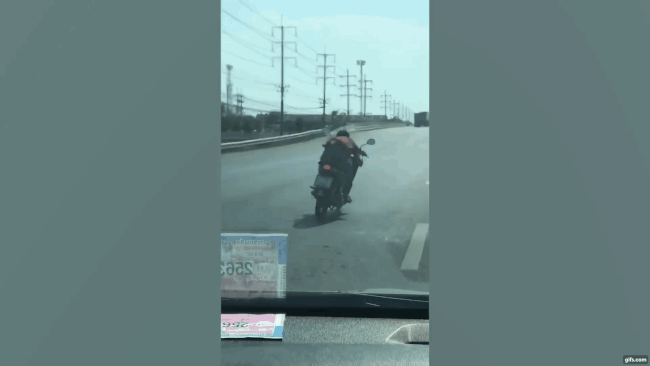Khoảnh khắc nam thanh ni&ecirc;n t&ocirc;ng xe m&aacute;y v&agrave;o dải ph&acirc;n c&aacute;ch cứng