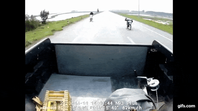 Thanh ni&ecirc;n nằm tr&ecirc;n y&ecirc;n xe m&aacute;y v&agrave; chạy ở tốc độ cao tr&ecirc;n đường