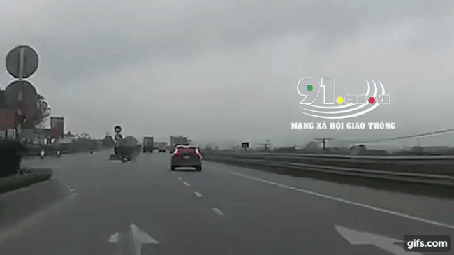 Tài xế điều khiển chiếc Volvo đánh lái nhanh để tránh chiếc xe máy sang đường