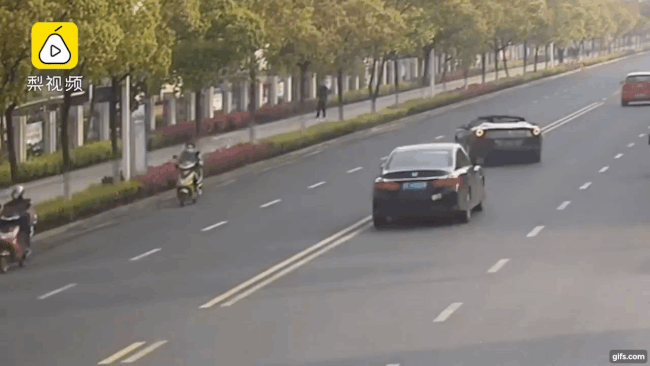 Khoảnh khắc chiếc siêu xe Ferrari Portofino lao lên bồn cây