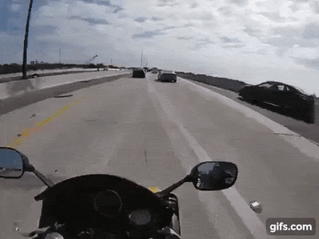 Khoảnh khắc vụ tai nạn xảy ra ngay trước mặt biker đi mô tô phân khối lớn
