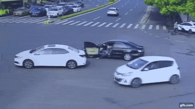 Chiếc ô tô lùi về phía sau và nữ tài xế ngã xuống mặt đường