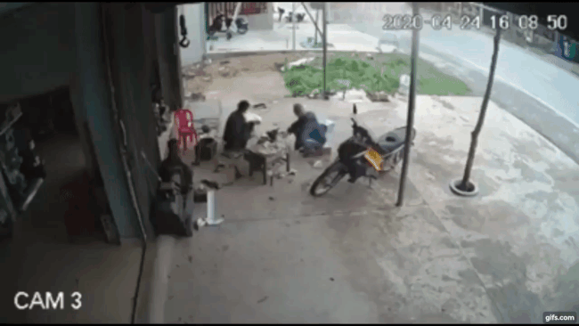 Khoảnh khắc chiếc xe con va chạm với &ocirc; t&ocirc; tải rồi lao v&agrave;o nh&agrave; d&acirc;n