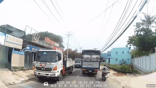 Khoảnh khắc người phụ nữ vượt l&ecirc;n trước &ocirc; t&ocirc; tải v&agrave; ng&atilde; ra đường