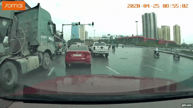 Khoảnh khắc xe ben tông trúng chiếc Hyundai Accent