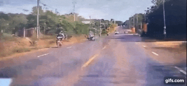Khoảnh khắc nam thanh ni&ecirc;n sang đường thiếu quan s&aacute;t, g&acirc;y tai nạn tr&ecirc;n quốc lộ 56