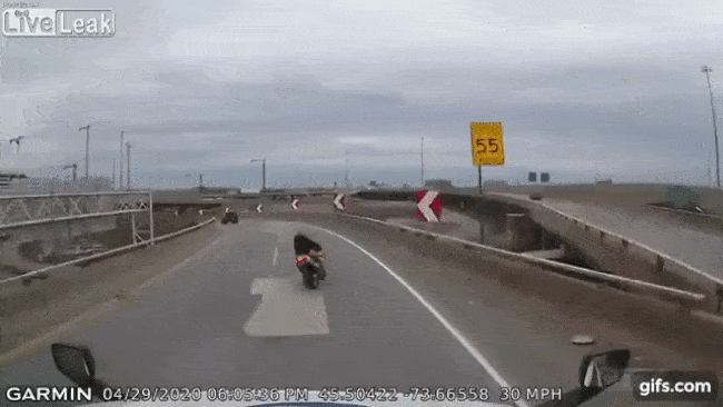 Chiếc m&ocirc; t&ocirc; ph&acirc;n khối lớn t&ocirc;ng v&agrave;o th&agrave;nh cầu vượt khiến biker lộn nh&agrave;o xuống dưới