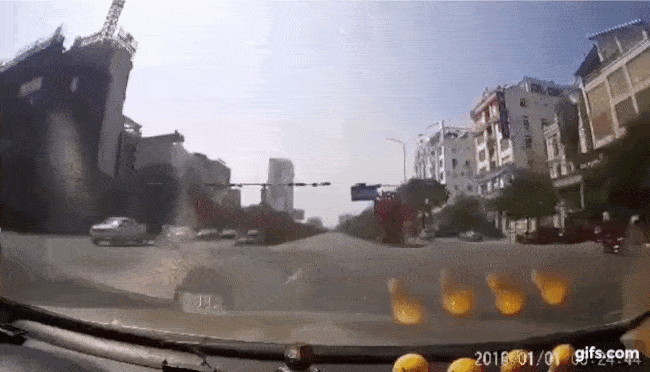 Khoảnh khắc chiếc ô tô tông trúng xe máy vượt đèn đỏ