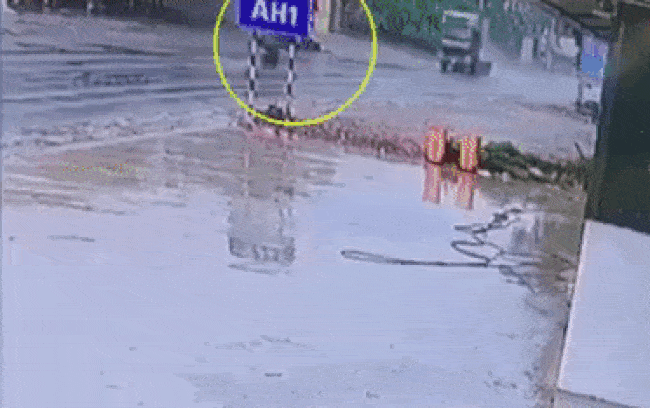 Khoảnh khắc nam thanh niên chạy lấn làn, đối đầu xe đầu kéo