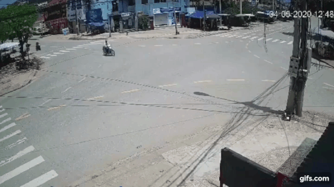 Khoảnh khắc vụ tai nạn li&ecirc;n ho&agrave;n xảy ra