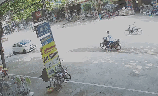 Khoảnh khắc người đi xe m&aacute;y lao thẳng v&agrave;o chiếc &ocirc; t&ocirc; Kia Morning