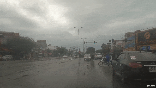 Khoảnh khắc chiếc xe m&aacute;y va chạm với &ocirc; t&ocirc; lắp camera h&agrave;nh tr&igrave;nh