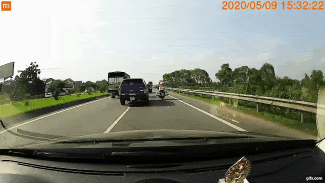 Khoảnh khắc chiếc Ford Ranger va chạm với xe m&aacute;y tr&ecirc;n quốc lộ 1A