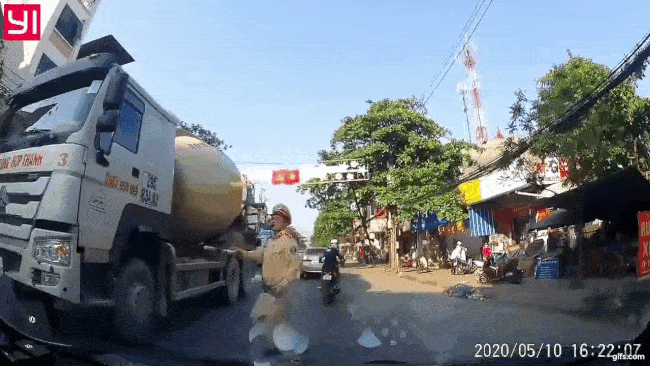 Khoảnh khắc nam thanh ni&ecirc;n đi xe m&aacute;y t&ocirc;ng ng&atilde; CSGT