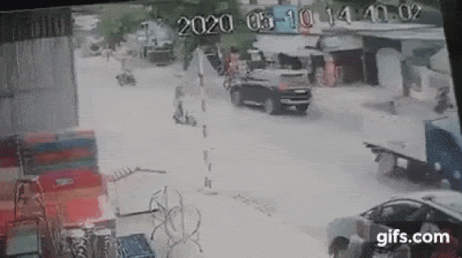 Khoảnh khắc vụ tai nạn li&ecirc;n ho&agrave;n xảy ra khiến người đi xe m&aacute;y tử vong