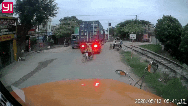 Người đi xe máy sang đường kiểu cảm tử, suýt gây tai nạn