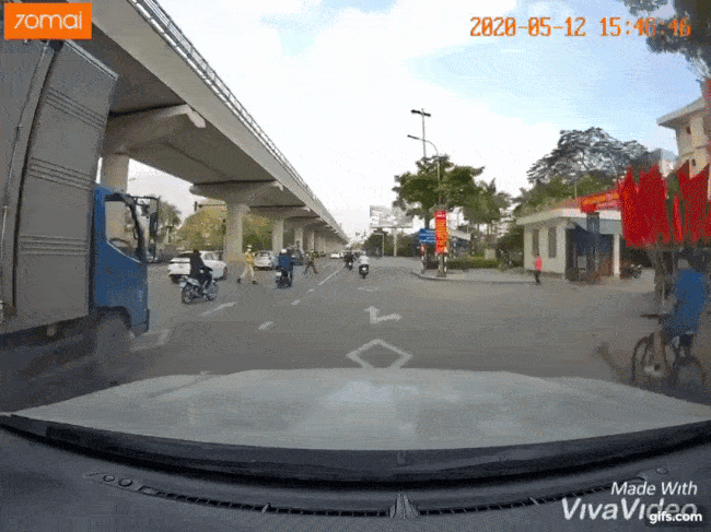 Nam thanh niên thông chốt, tông trúng một chiến sỹ công an
