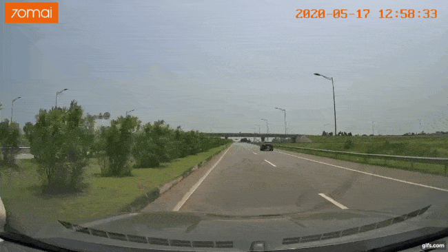 Chiếc SUV m&agrave;u đen chạy l&ugrave;i tr&ecirc;n cao tốc H&agrave; Nội - Th&aacute;i Nguy&ecirc;n