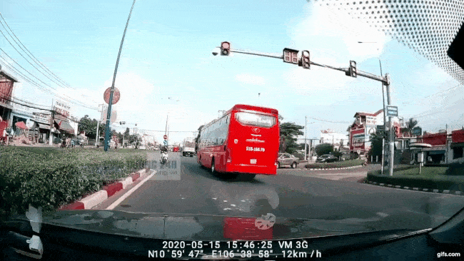 Ô tô khách vượt đèn đỏ, va chạm với một phụ nữ đi xe máy đang băng qua ngã tư