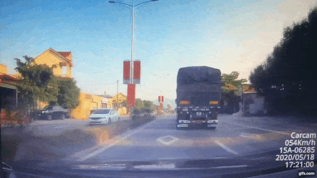 Khoảnh khắc chiếc xe đầu kéo va chạm với chiếc ô tô con Kia Morning