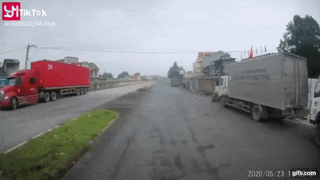 T&agrave;i xế xe container phanh ch&aacute;y đường, tr&aacute;nh học sinh đi xe đạp điện