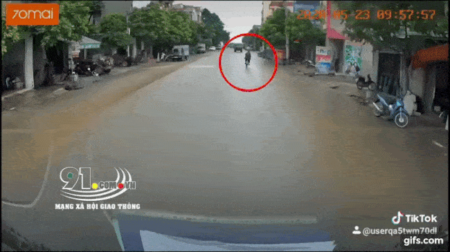 Khoảnh khắc cụ &ocirc;ng nghi say rượu, ng&atilde; trước đầu &ocirc; t&ocirc; tải