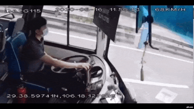 Khoảnh khắc thanh sắt xuy&ecirc;n thủng k&iacute;nh l&aacute;i xe bu&yacute;t v&agrave; văng v&agrave;o t&agrave;i xế