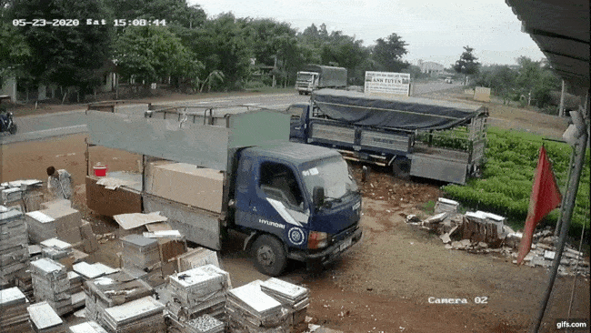 Khoảnh khắc chiếc xe ba gác sang đường, va chạm với ô tô tải