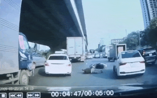 Người đàn ông lăn lộn trên đường như đau đớn lắm