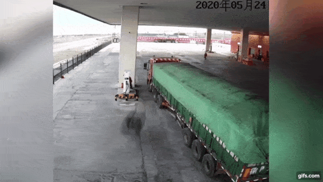 Khoảnh khắc cặp lốp văng trúng chiếc ô tô tải và hạ gục cột bơm xăng