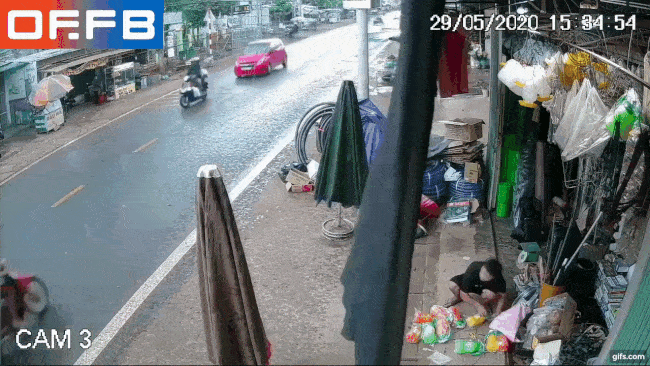Khoảnh khắc chiếc &ocirc; t&ocirc; t&ocirc;ng tr&uacute;ng 2 người đi xe m&aacute;y