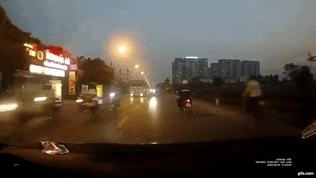 Khoảnh khắc nam thanh niên ngã và trượt dài trên đường