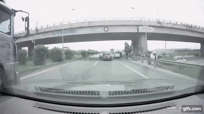 Chiếc &ocirc; t&ocirc; con nhập l&agrave;n ẩu khiến xe đầu k&eacute;o phanh ch&aacute;y lốp