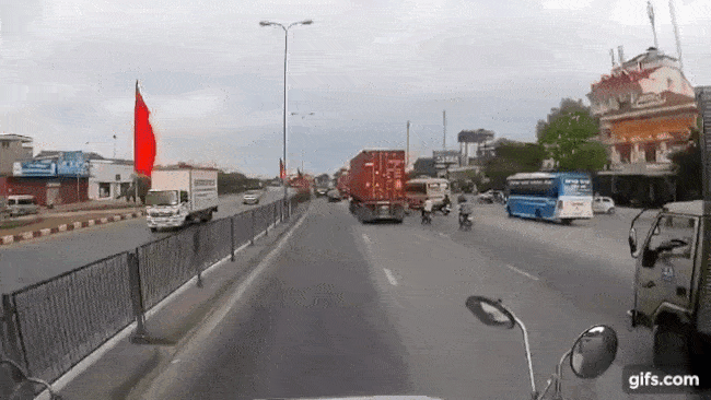 Khoảnh khắc vụ tai nạn xảy ra