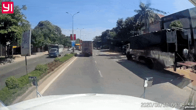 Khoảnh khắc tài xế ô tô tải đánh lái nhanh như cắt, cứu sống 4 người đi xe máy tại Nghệ An