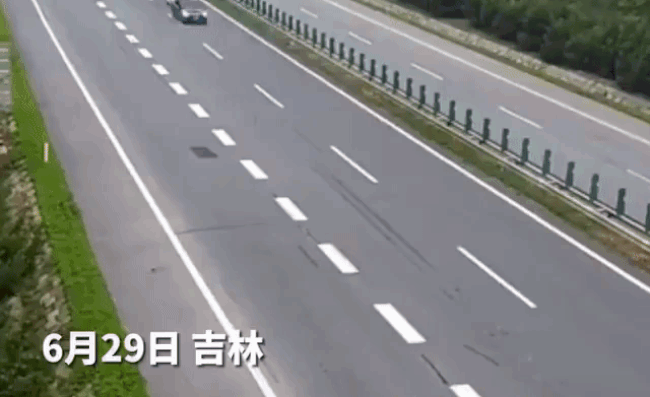 Chiếc sedan màu đen drift trên cao tốc