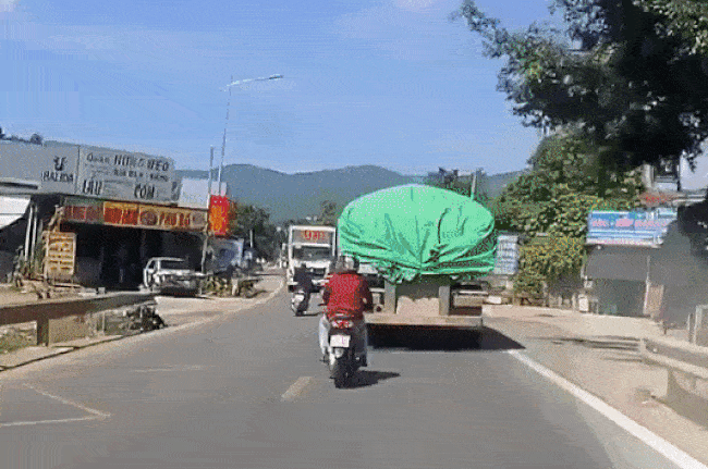 Khoảnh khắc người phụ nữ đi xe máy vượt thiếu quan sát, suýt gây tai nạn