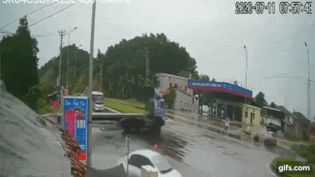 Khoảnh khắc vụ tai nạn xảy ra