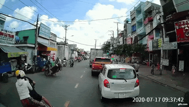 2 vợ chồng nhanh chân bỏ chạy khỏi hiện trường sau vụ tai nạn liên hoàn