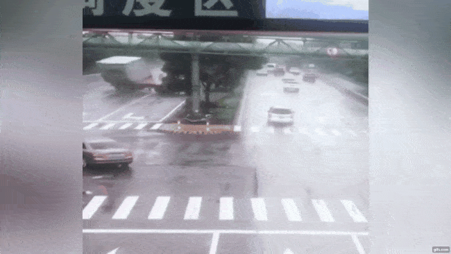 Khoảnh khắc vụ tai nạn xảy ra