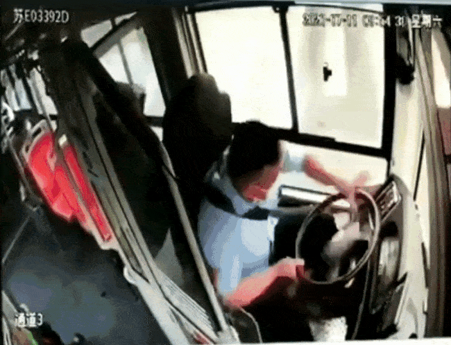 Khoảnh khắc tài xế xe buýt bị hất văng ra ngoài