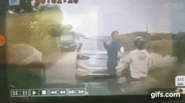 Khoảnh khắc t&agrave;i xế taxi vung tay t&aacute;t v&agrave;o mũ bảo hiểm của người phụ nữ