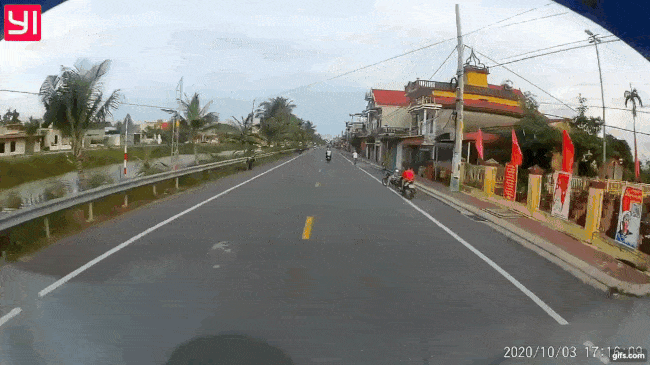 Khoảnh khắc cháu bé sang đường, suýt bị ô tô tông trúng