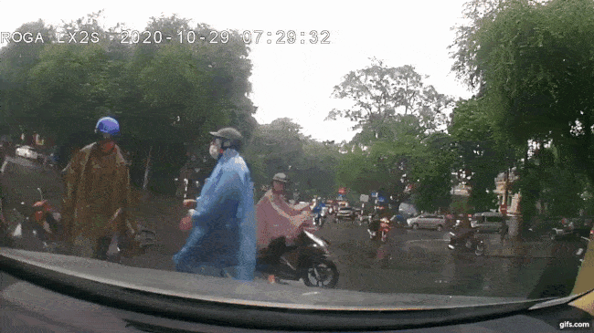 Khoảnh khắc nam thanh ni&ecirc;n đấm người đ&agrave;n &ocirc;ng trung tuổi sau vụ tai nạn