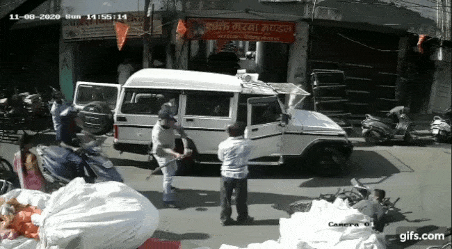 Vi&ecirc;n cảnh s&aacute;t d&ugrave;ng gậy đ&aacute;nh người đ&agrave;n &ocirc;ng lớn tuổi