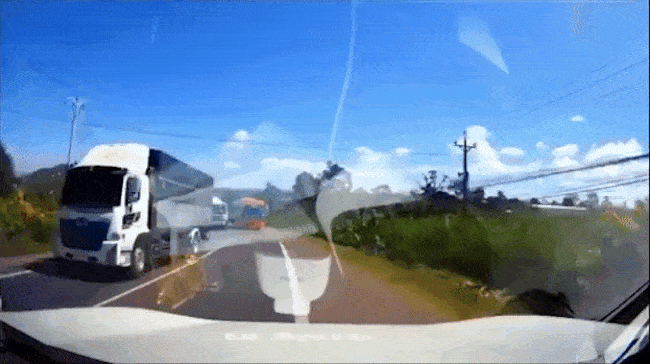 Khoảnh khắc chiếc xe khách Phương Trang vượt ẩu, suýt đối đầu ô tô lắp camera hành trình