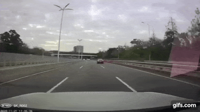 Khoảnh khắc phần nóc của chiếc Tesla Model S bung ra và bay lên không trung