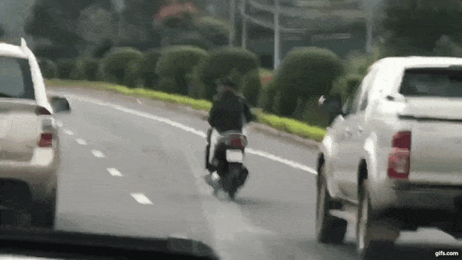 Nam thanh niên điều khiển xe máy lạng lách, tạt đầu ô tô trên quốc lộ 20
